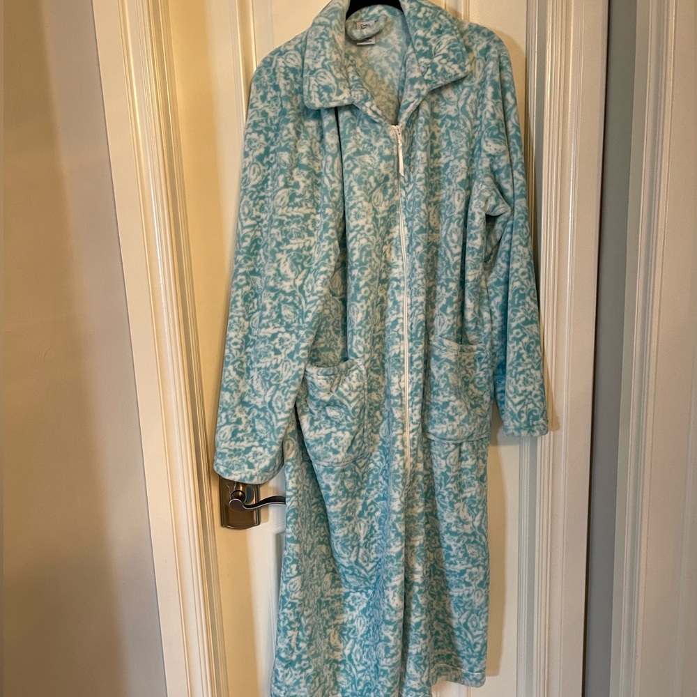 CROFT & BARROW LOUNGER ROBE.